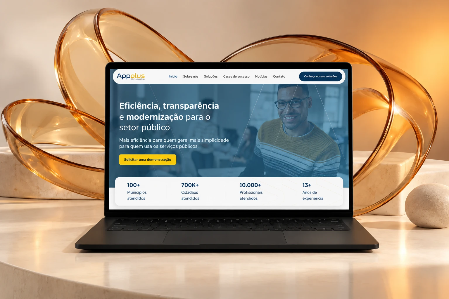 Capa de Appolus: site institucional em notebook com vidro âmbar