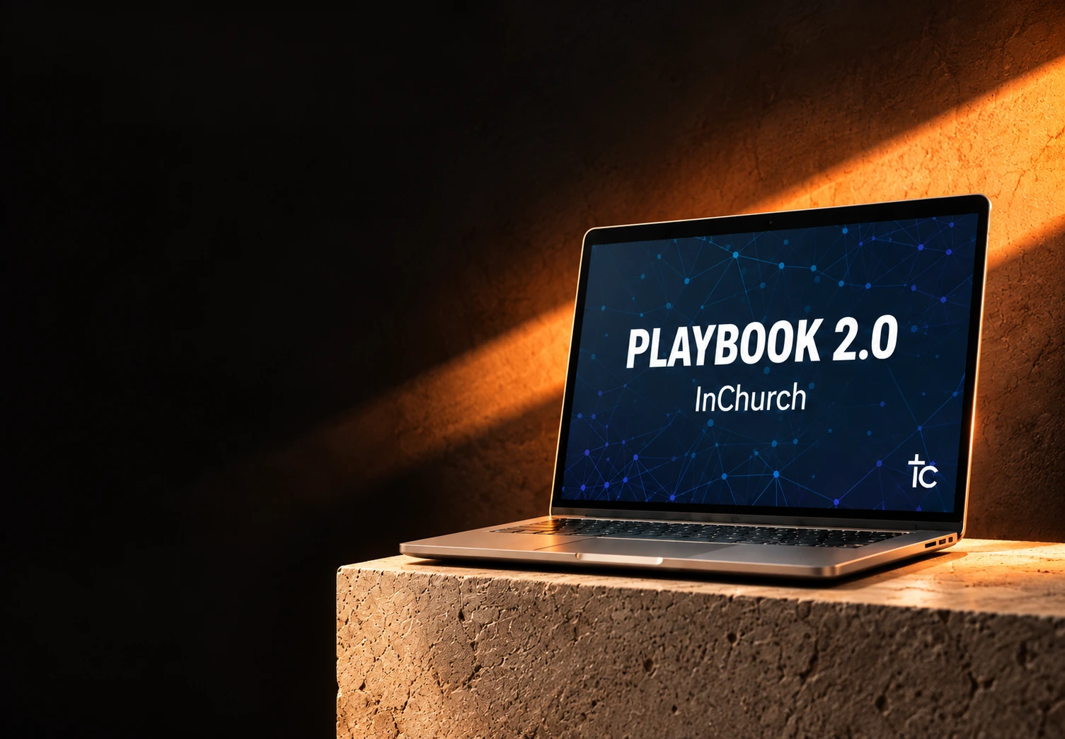 Notebook com o Playbook 2.0 da InChurch iluminado por luz âmbar